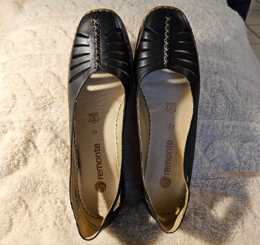 Remonte Black Leather Flats with Stitch Detail